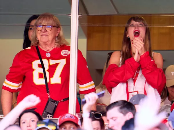 Donna Kelce y Taylor Swift el 24 de septiembre de 2023.