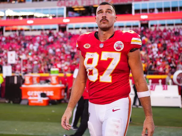 Travis Kelce en el campo en Arrowhead Stadium el 24 de septiembre de 2023.