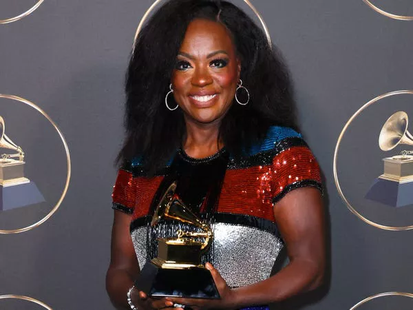 Viola Davis en los Premios Grammy 2023. Leon Bennett/Getty Images