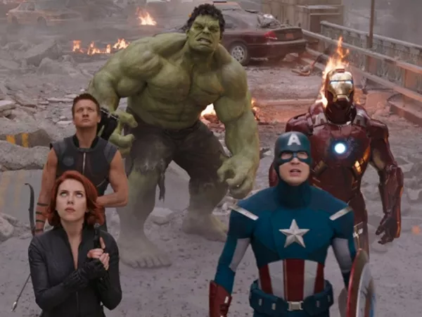 Scarlett Johansson, Jeremy Renner, Mark Ruffalo, Robert Downey Jr., y Chris Evans en 'The Avengers.' Marvel Studios