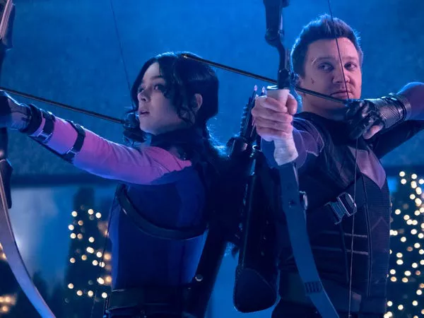 Hailee Steinfeld y Jeremy Renner en 'Hawkeye.' Marvel Studios