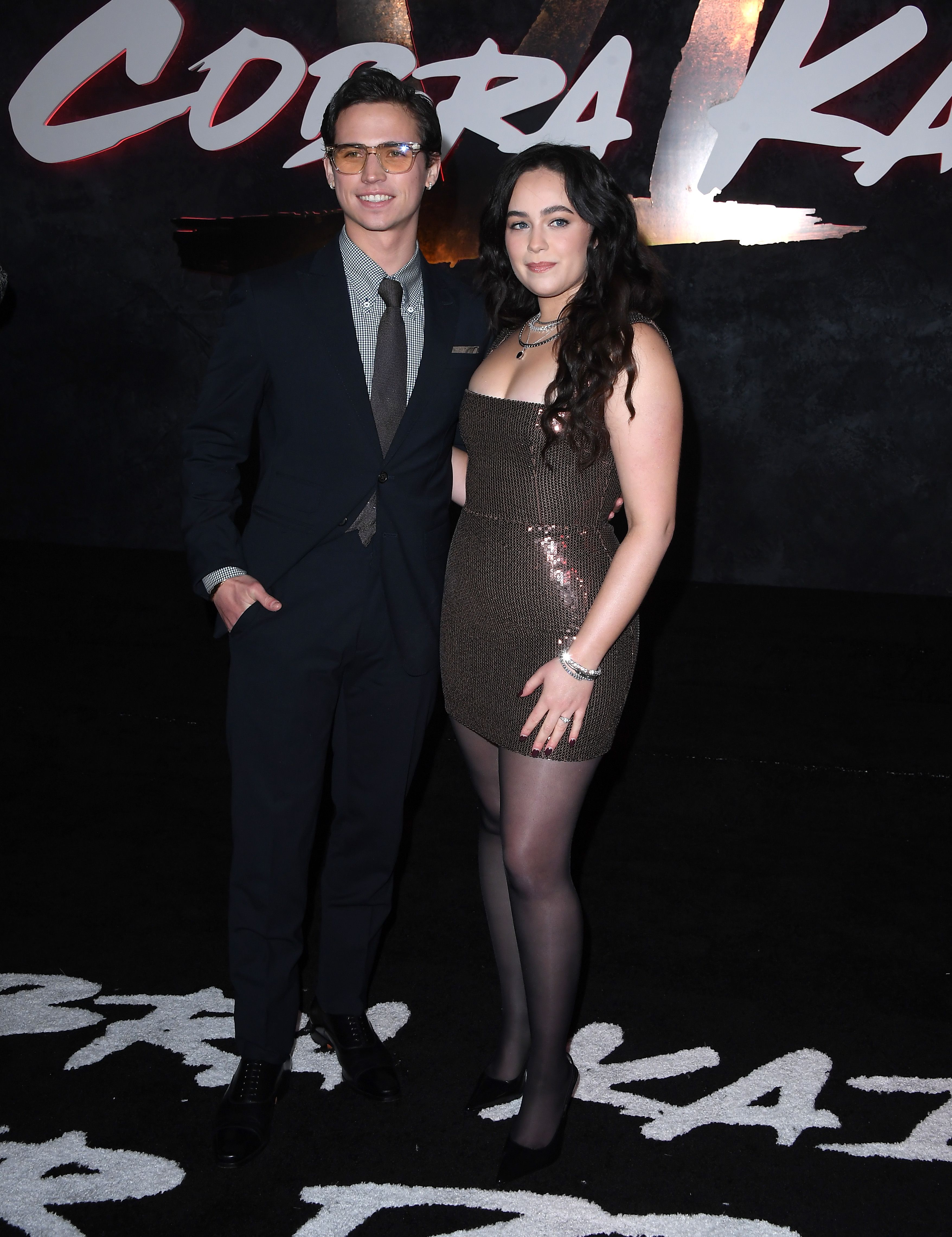 ¿Están Tanner Buchanan y Mary Mouser de Cobra Kai saliendo? ¡Hablemos!