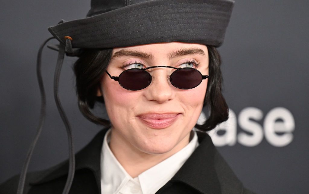 Billie Eilish se ve increíble con un sombrero negro y gafas de sol en los Grammys