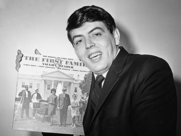 Vaughn Meader con su álbum de récords más vendido 