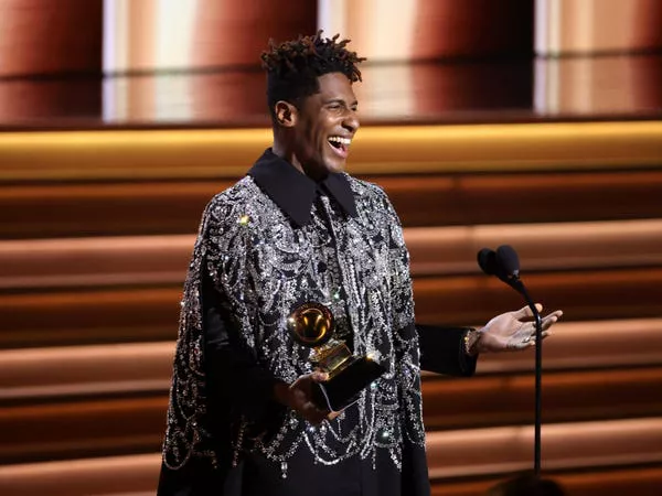 Jon Batiste aceptando el premio álbum del año en los Grammy 2022