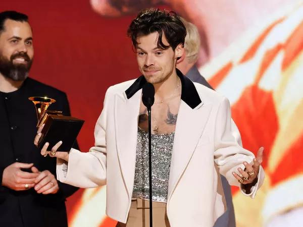 Harry Styles aceptando el premio álbum del año en los Grammy 2023