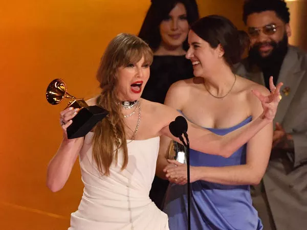 Taylor Swift aceptando el premio álbum del año en los Grammy 2024