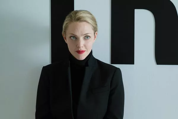 Amanda Seyfried como Elizabeth Holmes.