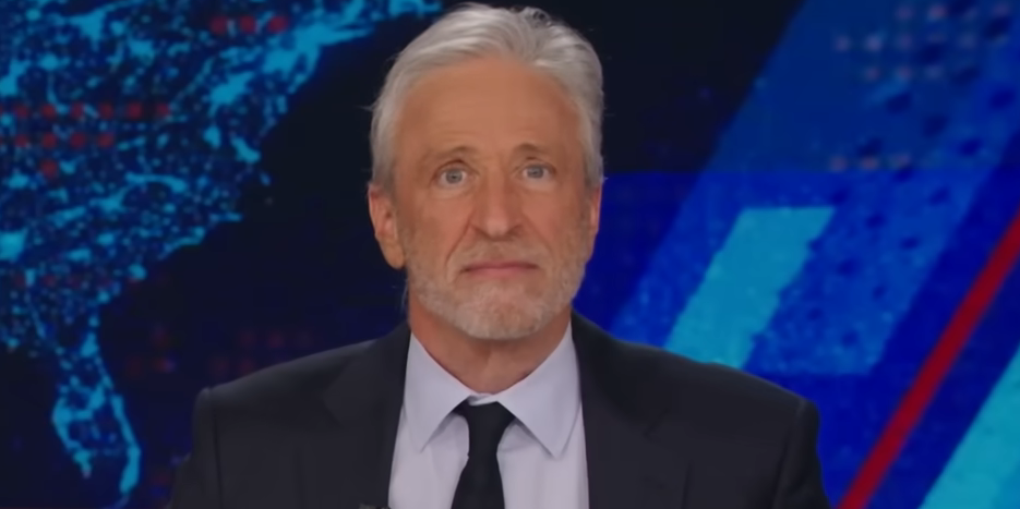 Jon Stewart rompe una taza — y sangra — en 'The Daily Show' mientras critica a DOGE