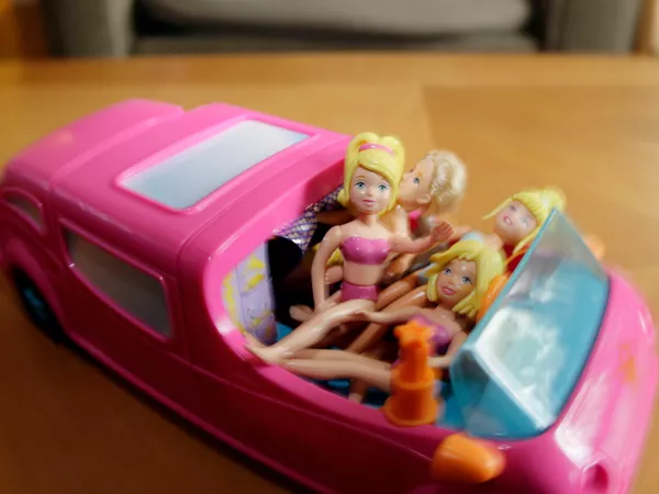 Sería difícil no comparar esta película con 'Barbie'.