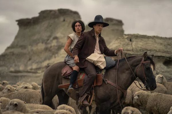 Aminah Nieves como Teonna y Michael Greyeyes como Hank. Christopher Saunders/Paramount+