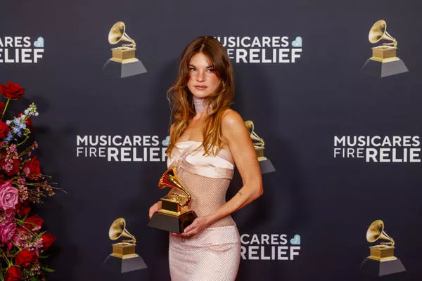 Amy Allen en los Grammys 2025