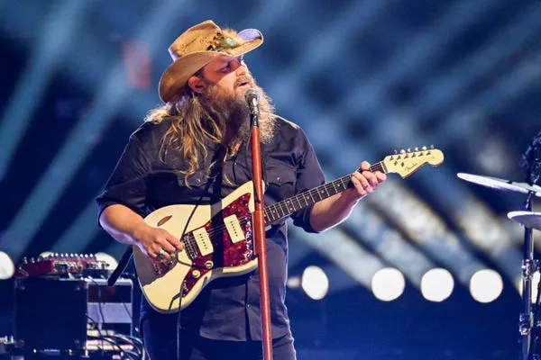 Chris Stapleton actuando en los CMA Awards 2024