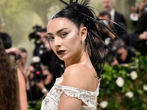 Charli XCX en el Met Gala