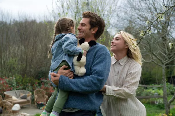 Andrew Garfield y Florence Pugh interpretan a una pareja en 'We Live in Time'.