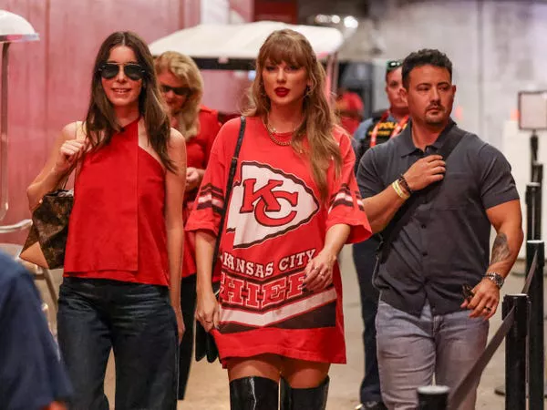 Danielle Haim y Taylor Swift llegan al Arrowhead Stadium el 15 de septiembre de 2024.