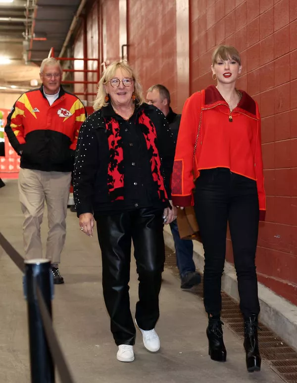 Taylor Swift y Donna Kelce en Arrowhead Stadium en noviembre de 2024.