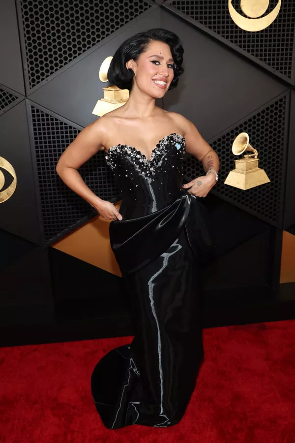 Raye asistió a los Premios Grammy 2025.