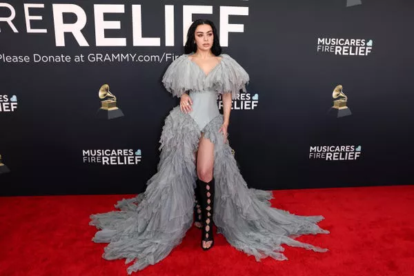 Charli XCX en los 67º Premios Grammy.