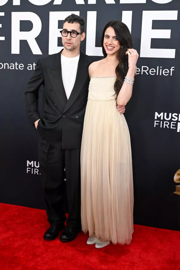 Jack Antonoff y Margaret Qualley en los Premios Grammy 67