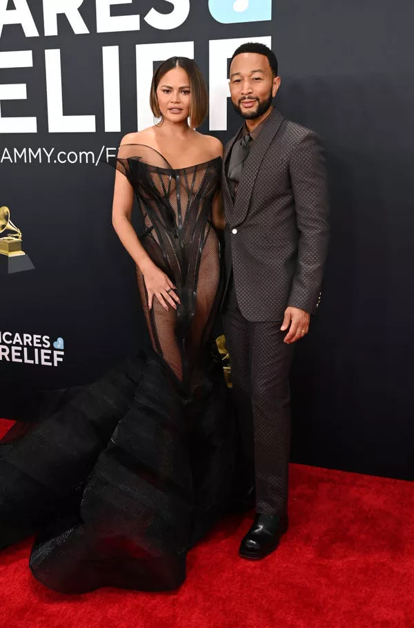 Chrissy Teigen y John Legend en los Premios Grammy 2025