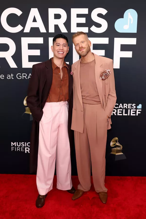 Mark Manio y Scott Hoying en los Premios Grammy 2025