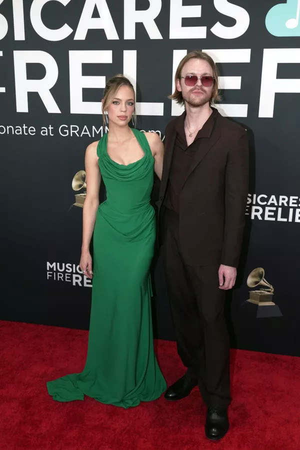 Claudia Sulewski y Finneas en los Premios Grammy 2025