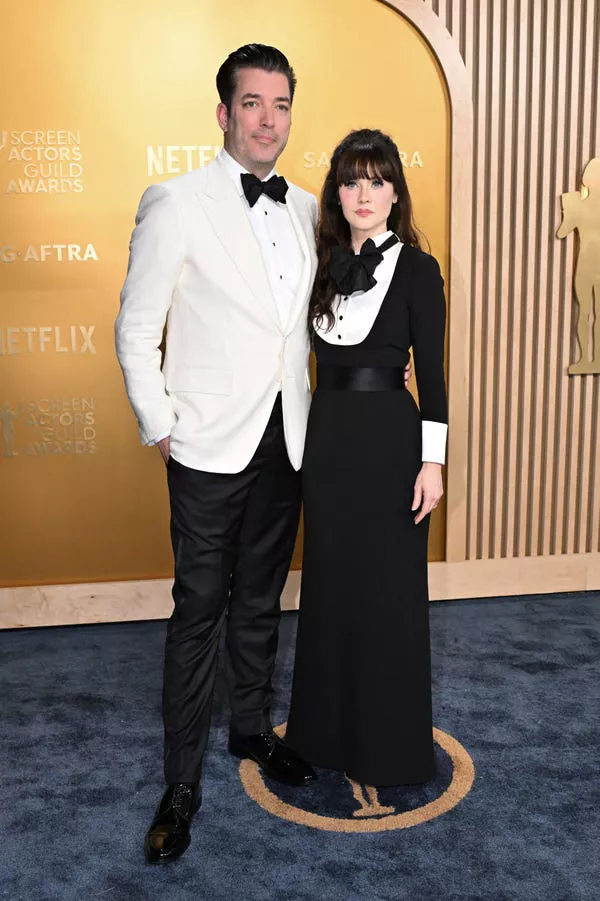 Jonathan Scott y Zooey Deschanel en los SAG Awards 2025.