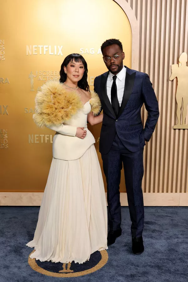 William Jackson Harper y Ali Ahn en los SAG Awards 2025.