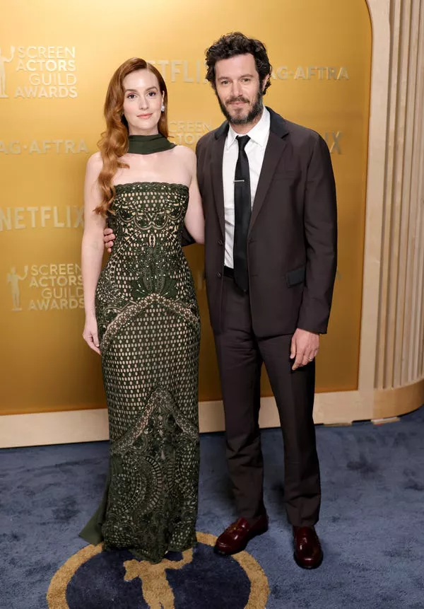 Leighton Meester y Adam Brody en los SAG Awards 2025.