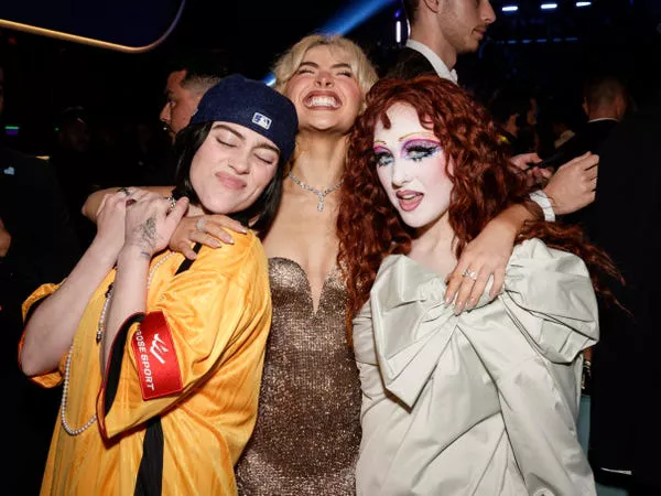 Billie Eilish, Sabrina Carpenter y Chappell Roan en los 67º Premios Grammy.