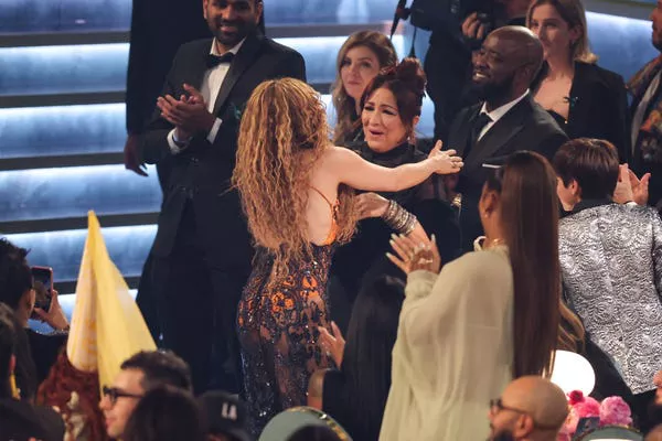 Gloria Estefan y Shakira en los 67º Premios Grammy.