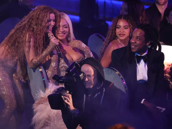 Shakira y Beyoncé en los 67º Premios Grammy.