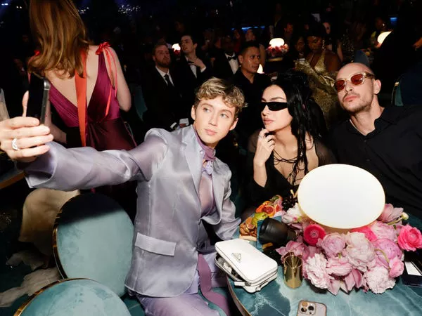 Troye Sivan, Charli XCX y George Daniel en los 67º Premios Grammy.