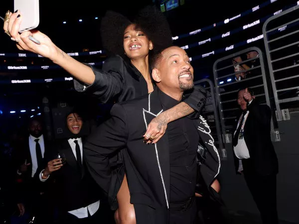 Willow Smith y Will Smith en los 67º Premios Grammy.