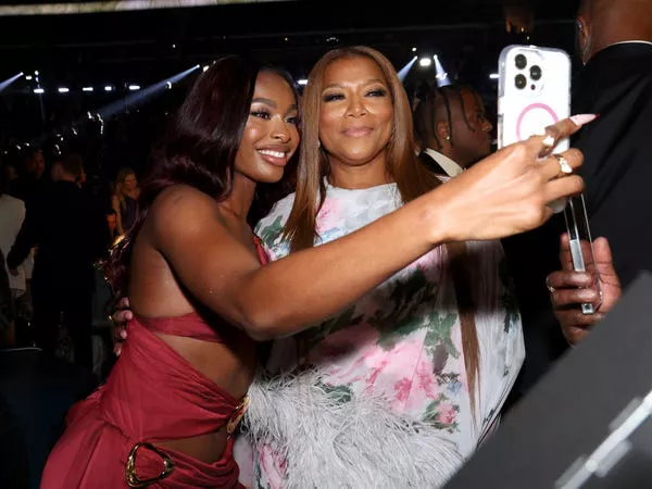 Coco Jones y Queen Latifah asisten a los 67º Premios Grammy.