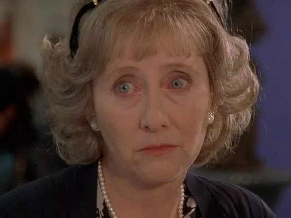 Gemma Jones como Pamela Jones en 'Diario de Bridget Jones'.