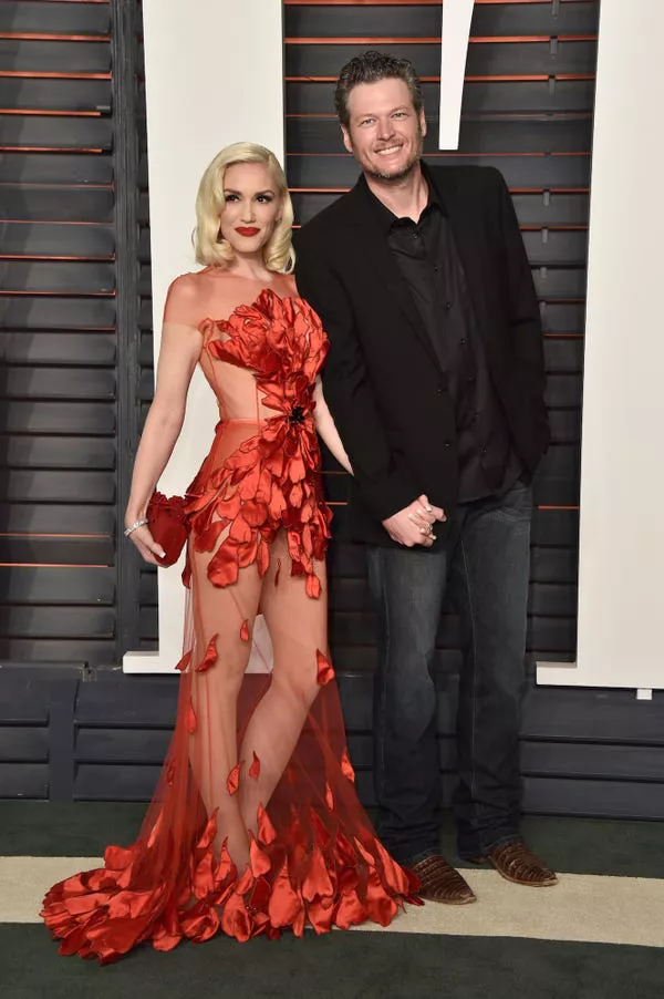 Gwen Stefani y Blake Shelton en la fiesta de los Oscar de Vanity Fair 2016.