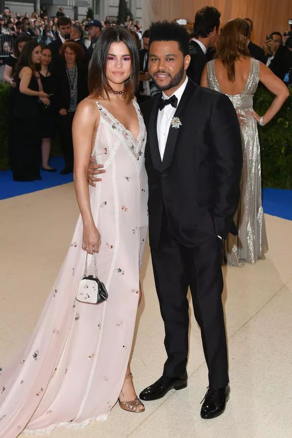 Selena Gomez y The Weeknd en el Met Gala 2017.