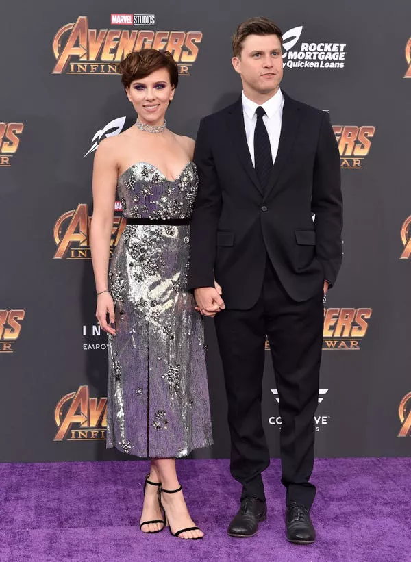 Scarlett Johansson y Colin Jost en el estreno de 'Avengers: Infinity War' 2018.