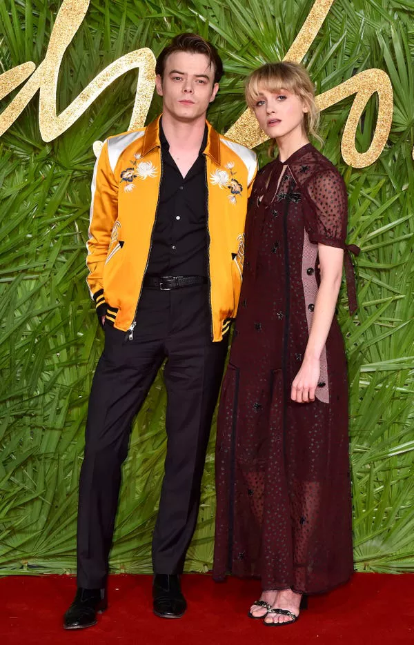 Charlie Heaton y Natalia Dyer en los Premios de Moda 2017.