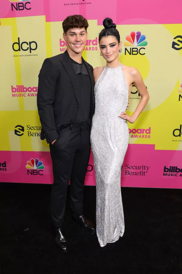 Noah Beck y Dixie D'Amelio en los Billboard Music Awards 2021.