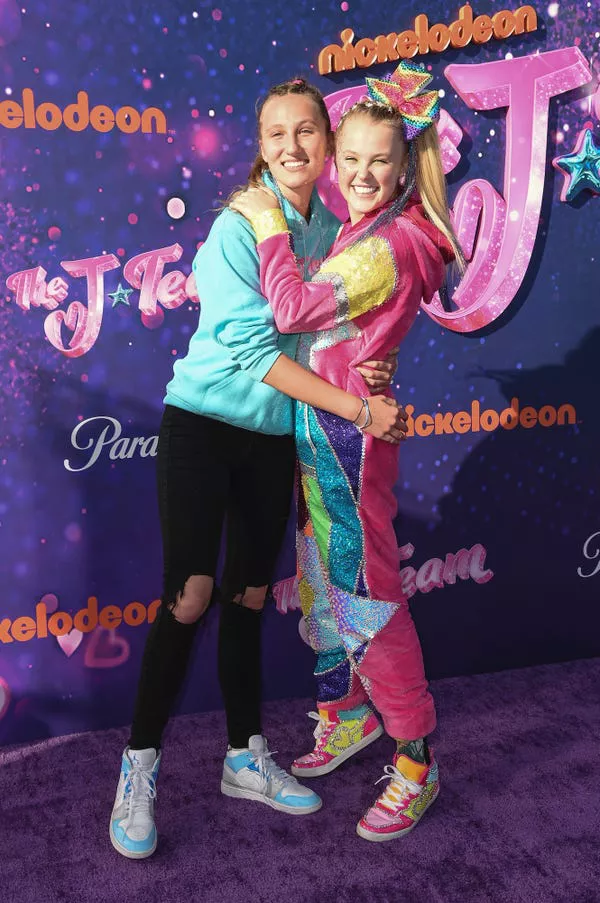 JoJo Siwa y Kylie Prew en la premiere de 'The J Team' 2021.