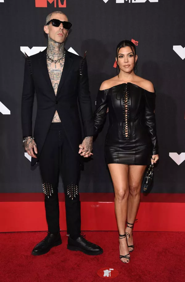 Travis Barker y Kourtney Kardashian en los MTV VMAs 2021.