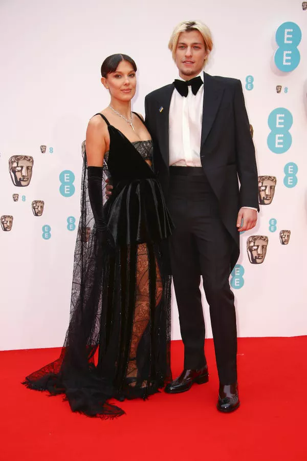 Millie Bobby Brown y Jake Bongiovi en los BAFTAs 2022.