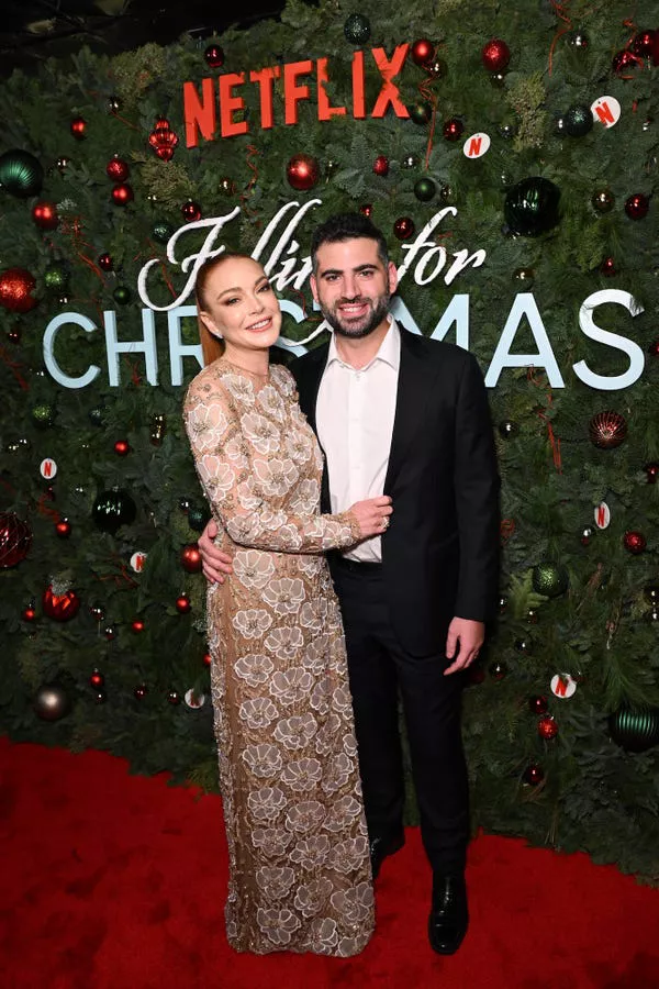 Lindsay Lohan y Bader Shammas en el estreno de 'Falling for Christmas' 2022.