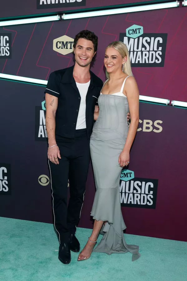 Kelsea Ballerini y Chase Stokes en los CMT Music Awards 2023.