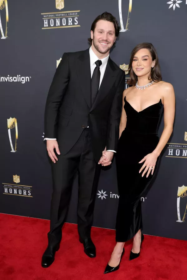 Josh Allen y Hailee Steinfeld en el evento NFL Honors 2025.