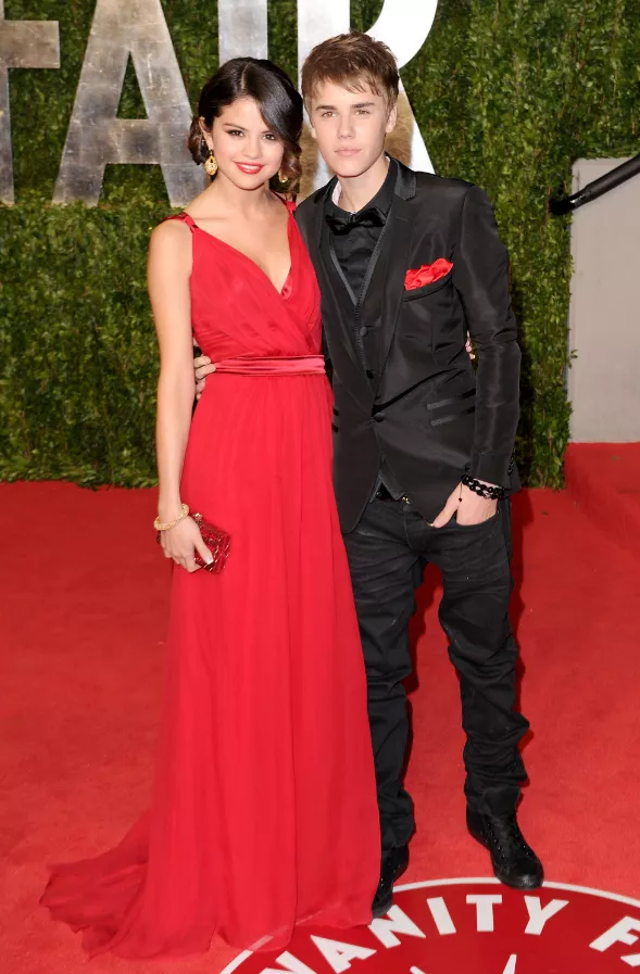 Selena Gomez y Justin Bieber en la fiesta de los Oscar de Vanity Fair 2011.