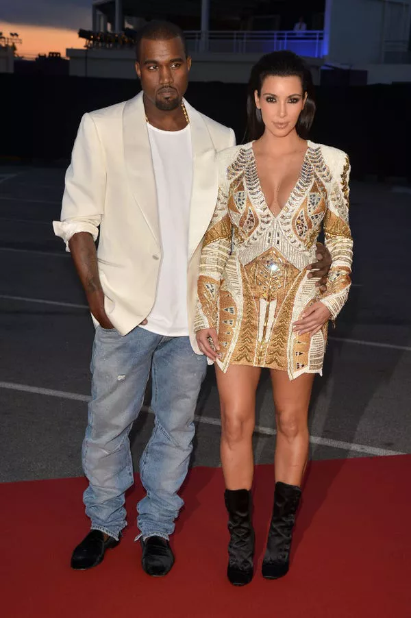 Kanye West y Kim Kardashian en el estreno de 'Cruel Summer' 2012.